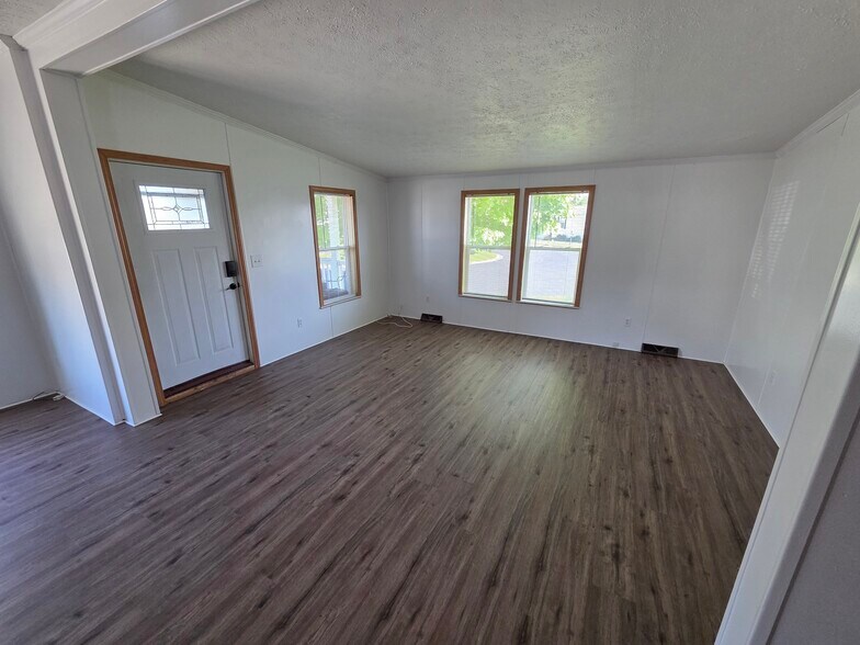 Building Photo - 649 Bluebird Cir
