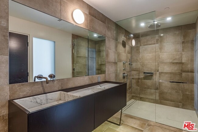 Building Photo - 1895 Rising Glen Rd