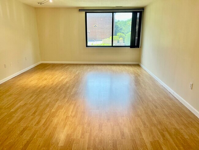 Building Photo - 404 Paradise Rd