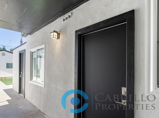 Building Photo - 4847 Mansfield St