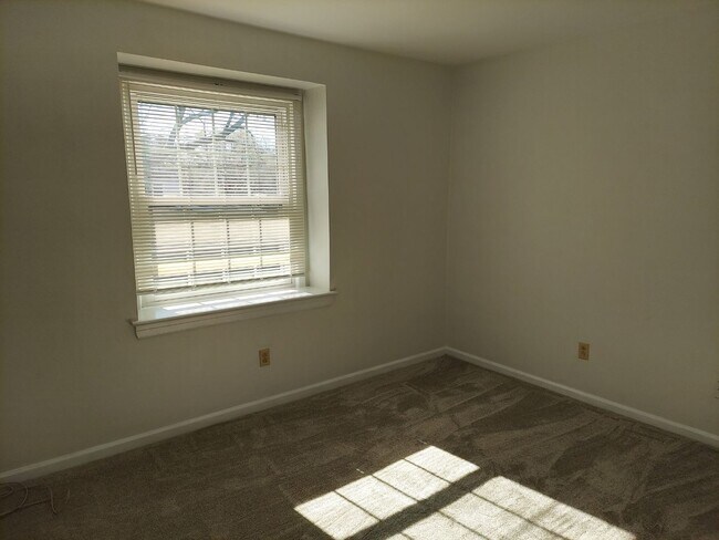 Building Photo - 5 BR 2.5 SINGLE FAMILY HOME