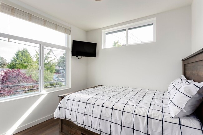 Building Photo - Stunning Student Housing Close to UW **$15...