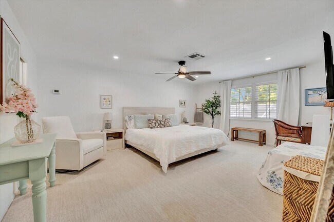 Building Photo - Luxury 5 Bed/4 Bath Pool Home on a Golf Course in Central Sarasota