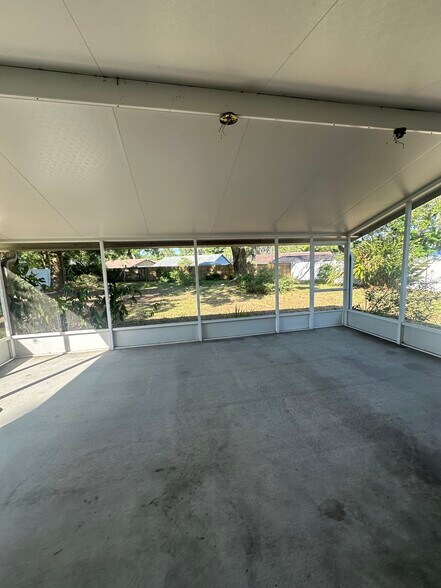 Large screened in patio - 508 Hillpine Way