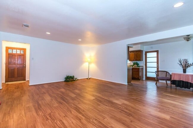 Building Photo - 805 Thornwood Dr