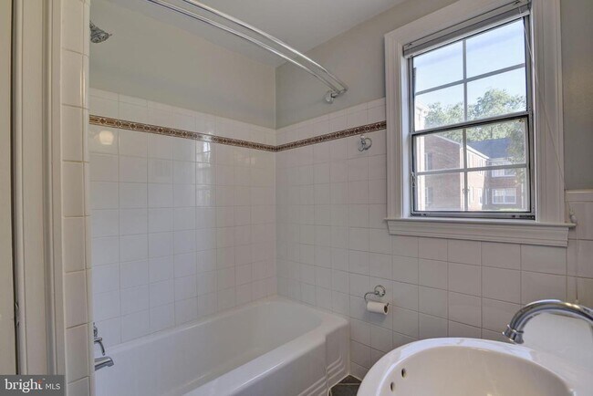 Building Photo - 6622 Boulevard View