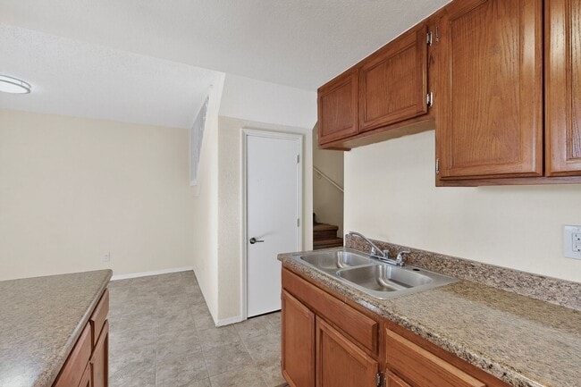 Building Photo - 4 bedroom 2.5 bath home in East El Paso!