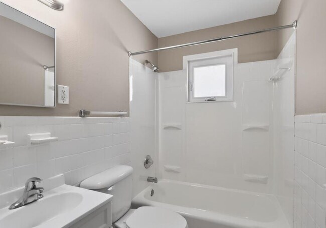 Building Photo - 296 Meadowcrest Dr