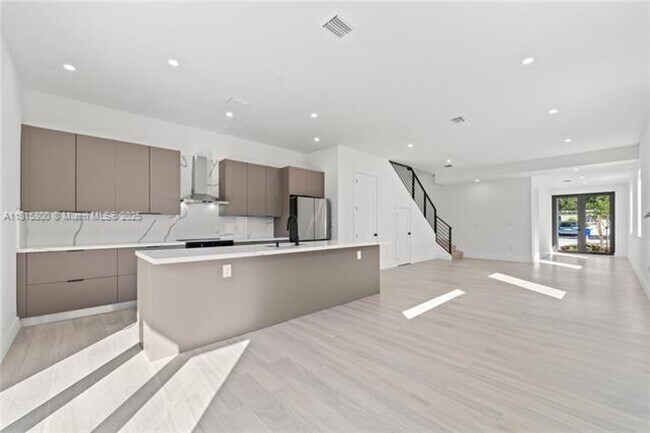 Building Photo - 740 NW 24th Ct