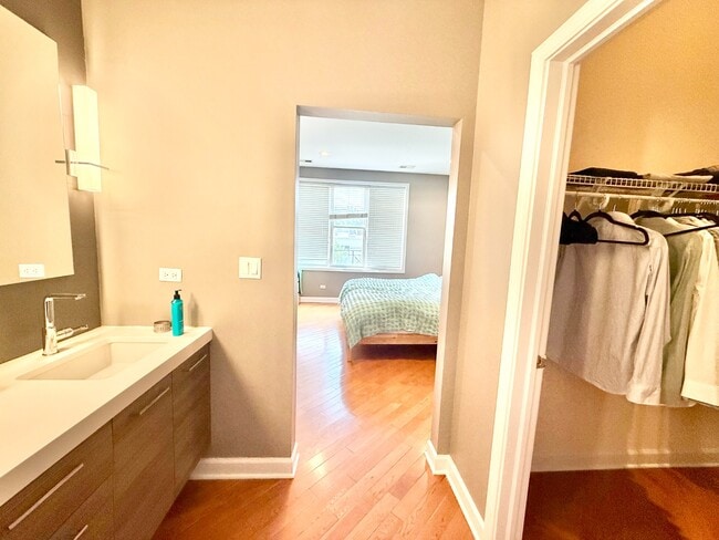 Building Photo - Stunning 2 Bed 2 Bath Plus Lofted Den in the Wicker Park area