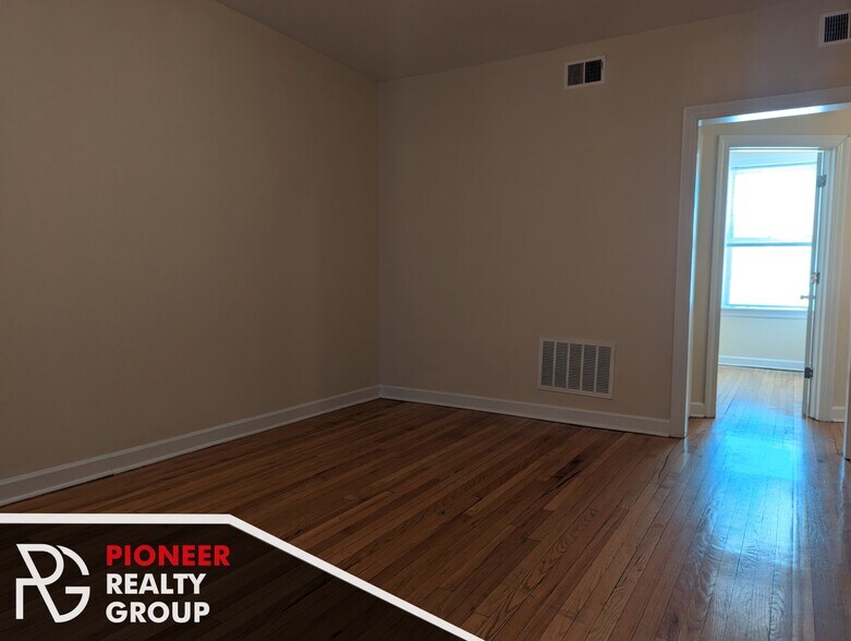 Building Photo - 555 W Aldine Ave