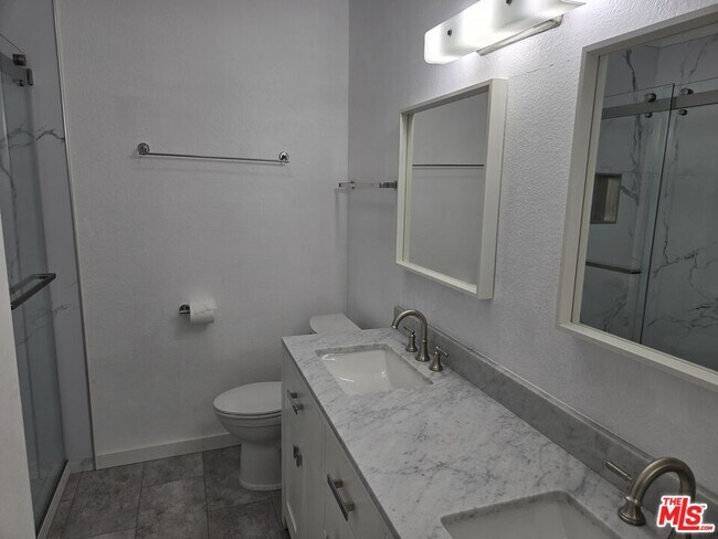 Building Photo - 8535 W Knoll Dr