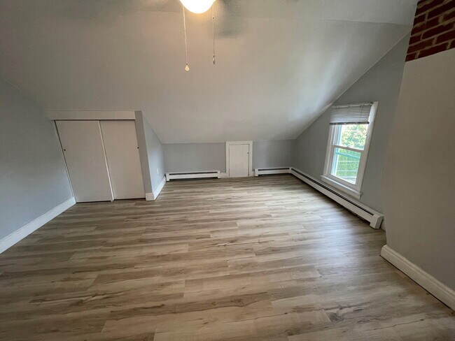 Building Photo - 112 S Main St