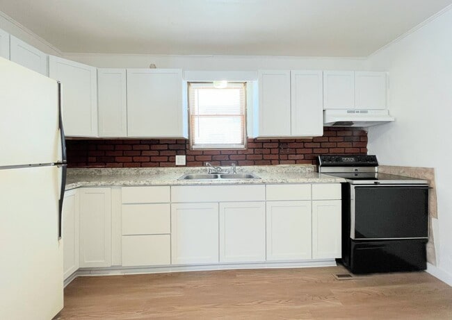 Building Photo - 3 Bed, 2 Bath Bungalow