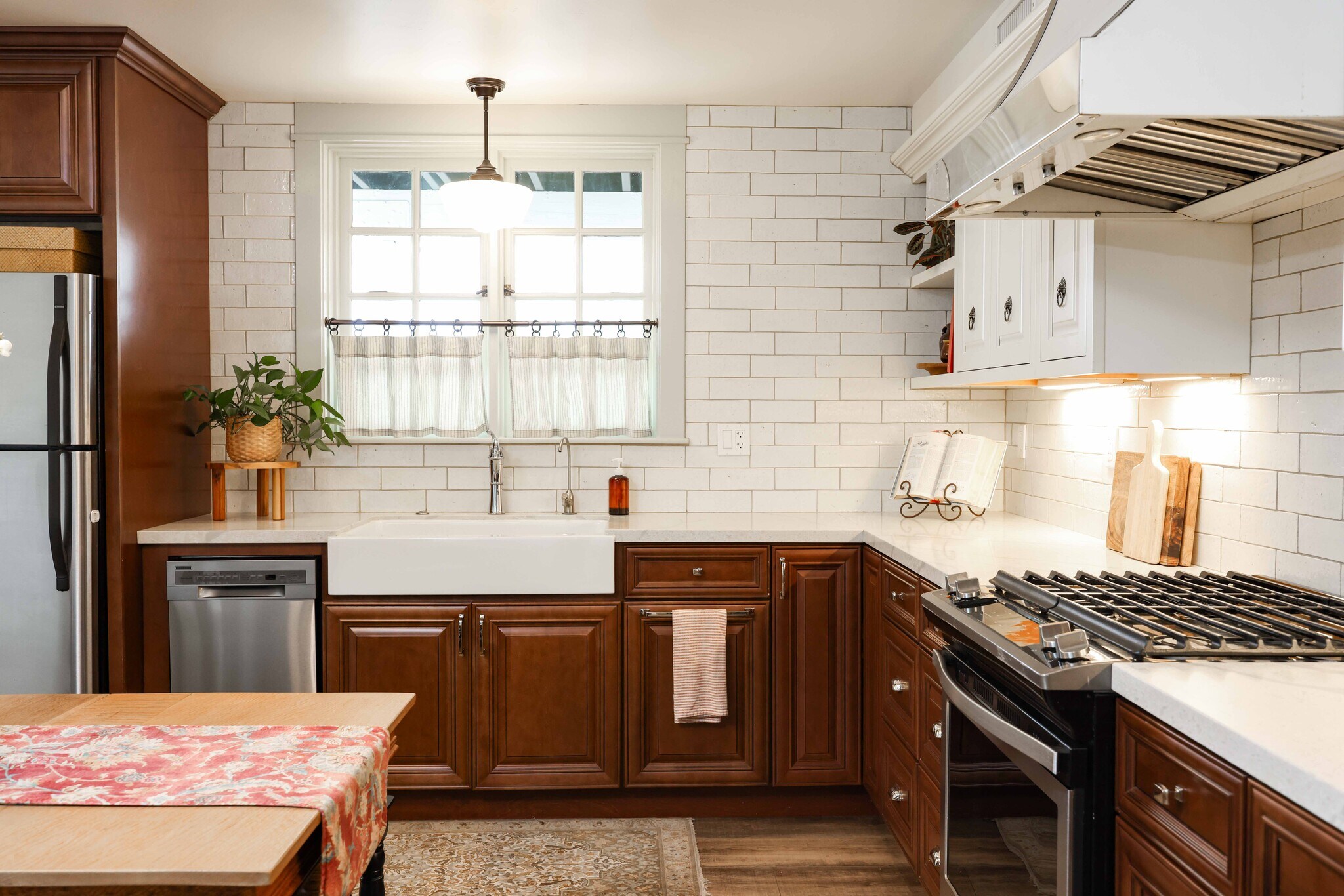 Deep single basin farmhouse sink with a dishwasher and disposal - 2214 Brant St
