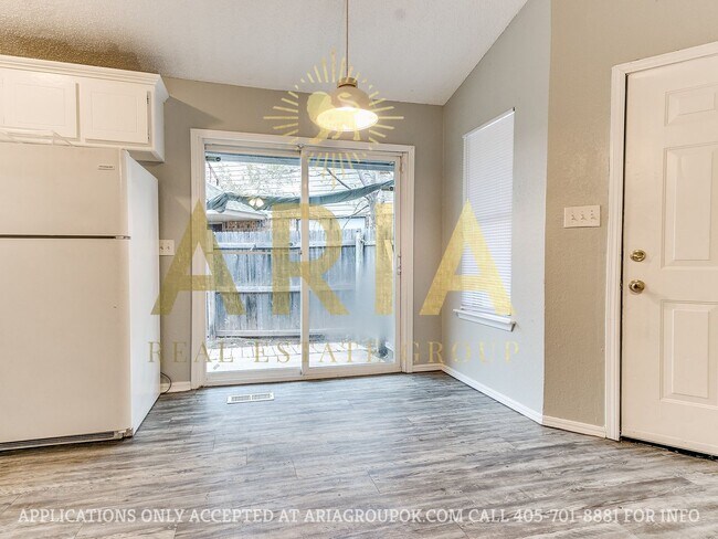 Building Photo - 3 Bed/1.5 Bath Duplex in West Norman! AVAI...