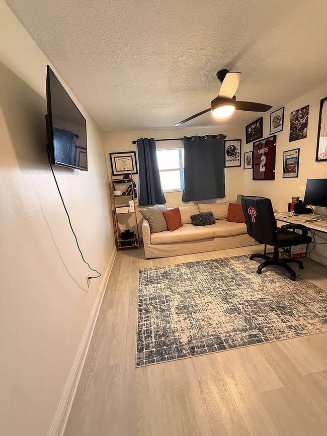 Building Photo - Move in Ready! Sunshine & Comfort in the Heart of St. Pete - 2bed|2bath