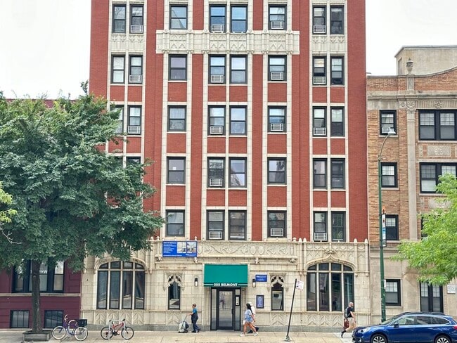 Building Photo - 545 W Belmont Ave