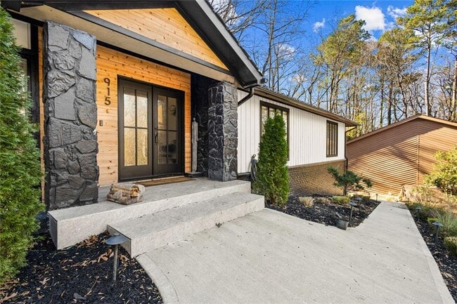 Building Photo - 915 Lost Forest Dr NW