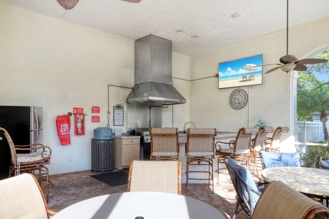 Building Photo - 3205 Myrtlewood Cir E