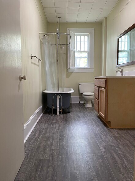 Large Bath - 222 W End Blvd