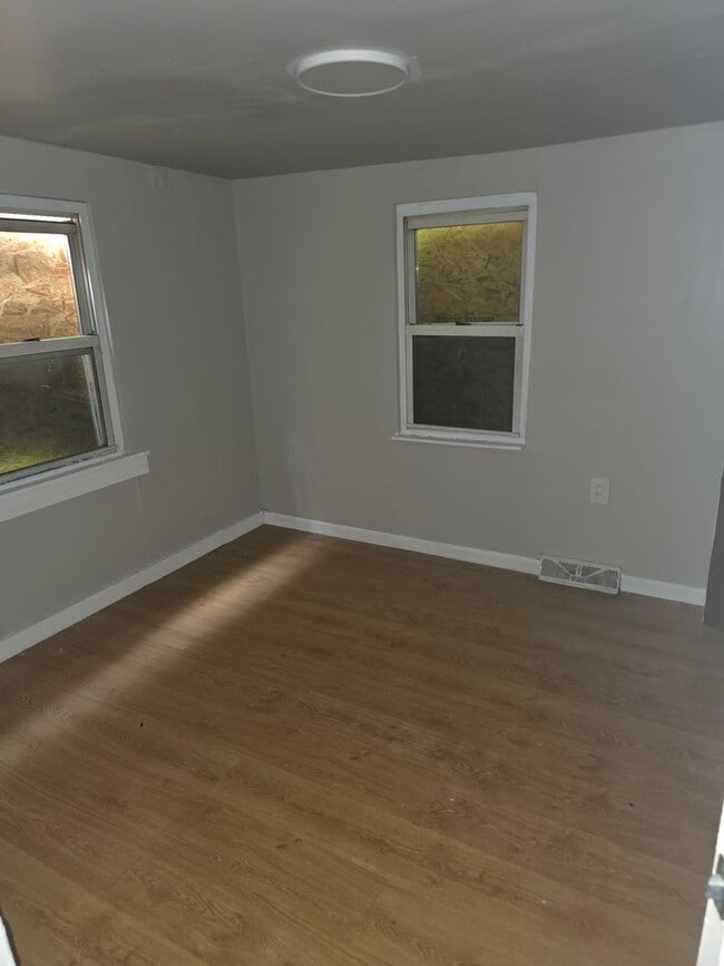 Building Photo - Spacious 3BD/2BA Home