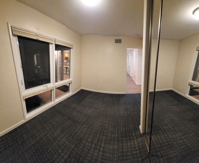 Building Photo - 5 bed 3.5 bath home close to campus!