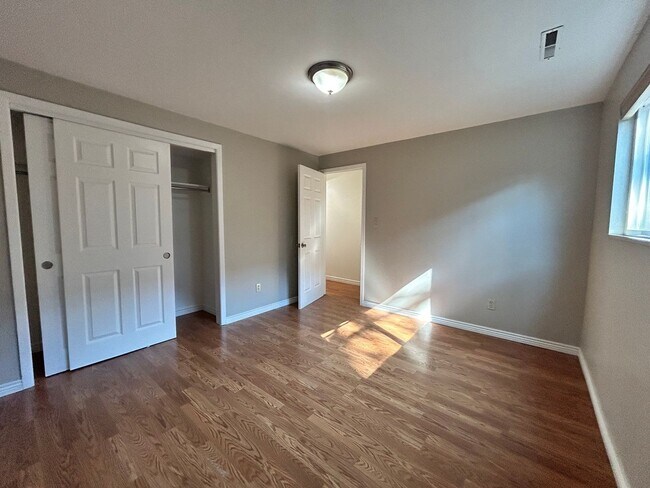 Building Photo - Spacious 2Br/1.5Ba End-Unit Townhome with Carport & Extra Storage