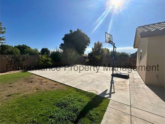 Building Photo - Stunning 4 Bed/3 Bath Home Near City in th...