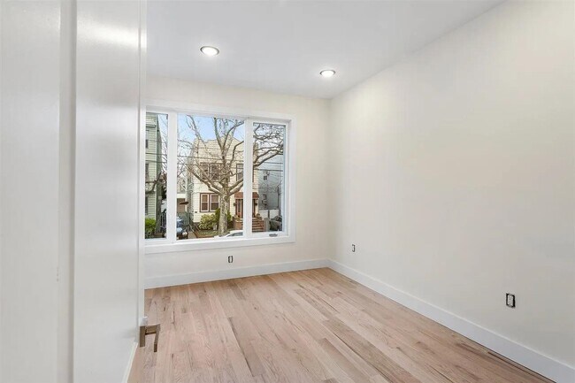 Building Photo - 379 Ege Ave