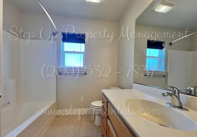 Building Photo - Elegant and Spacious 3-Bedroom Home with Modern Upgrades!