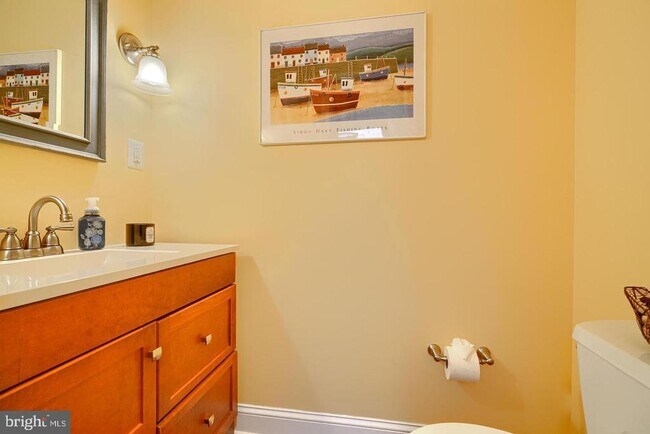 Building Photo - 1806 Bank St