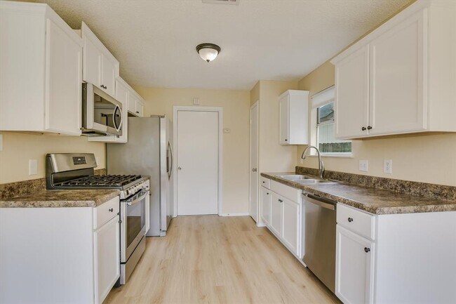 Building Photo - 13819 Lothian Dr