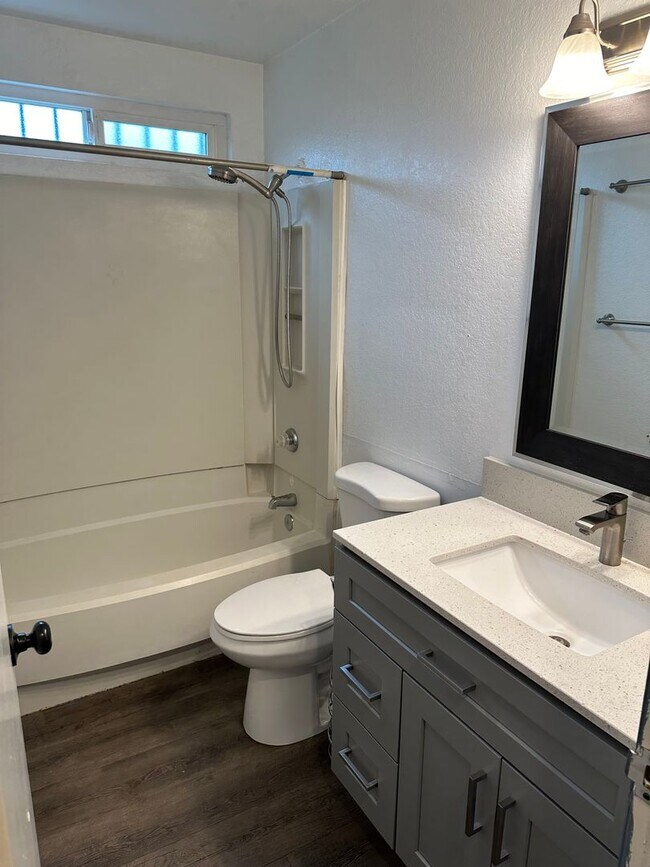 Building Photo - Updated HalfPlex Ready To Move In