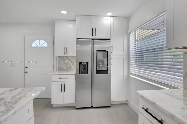 Building Photo - 708 Normandy Ln