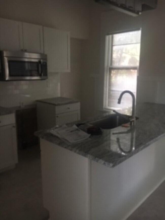 Building Photo - 1354 Forsythe Ave