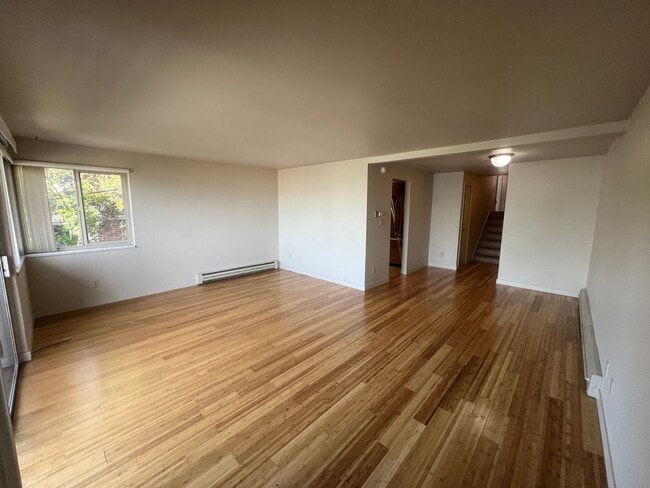 Building Photo - Spacious Fremont 2BR/1BA, split level with private balcony, recently remodeled kitchen!