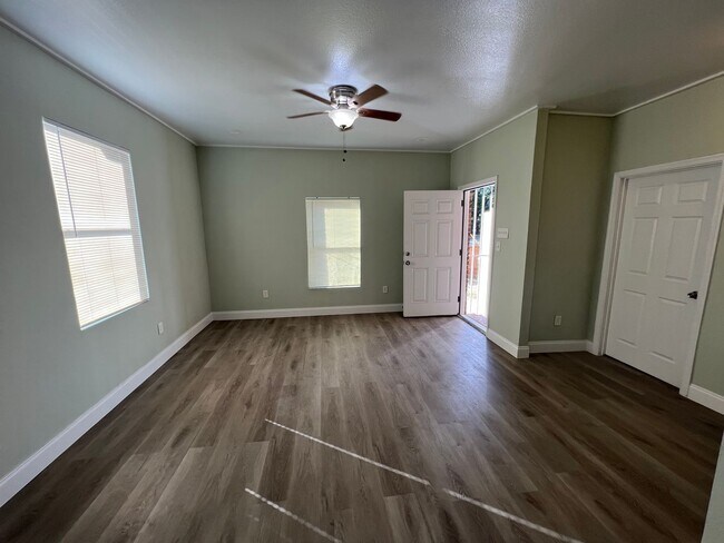 Building Photo - *HALF OFF FIRST MONTH'S RENT/MITAD DEL PRM...