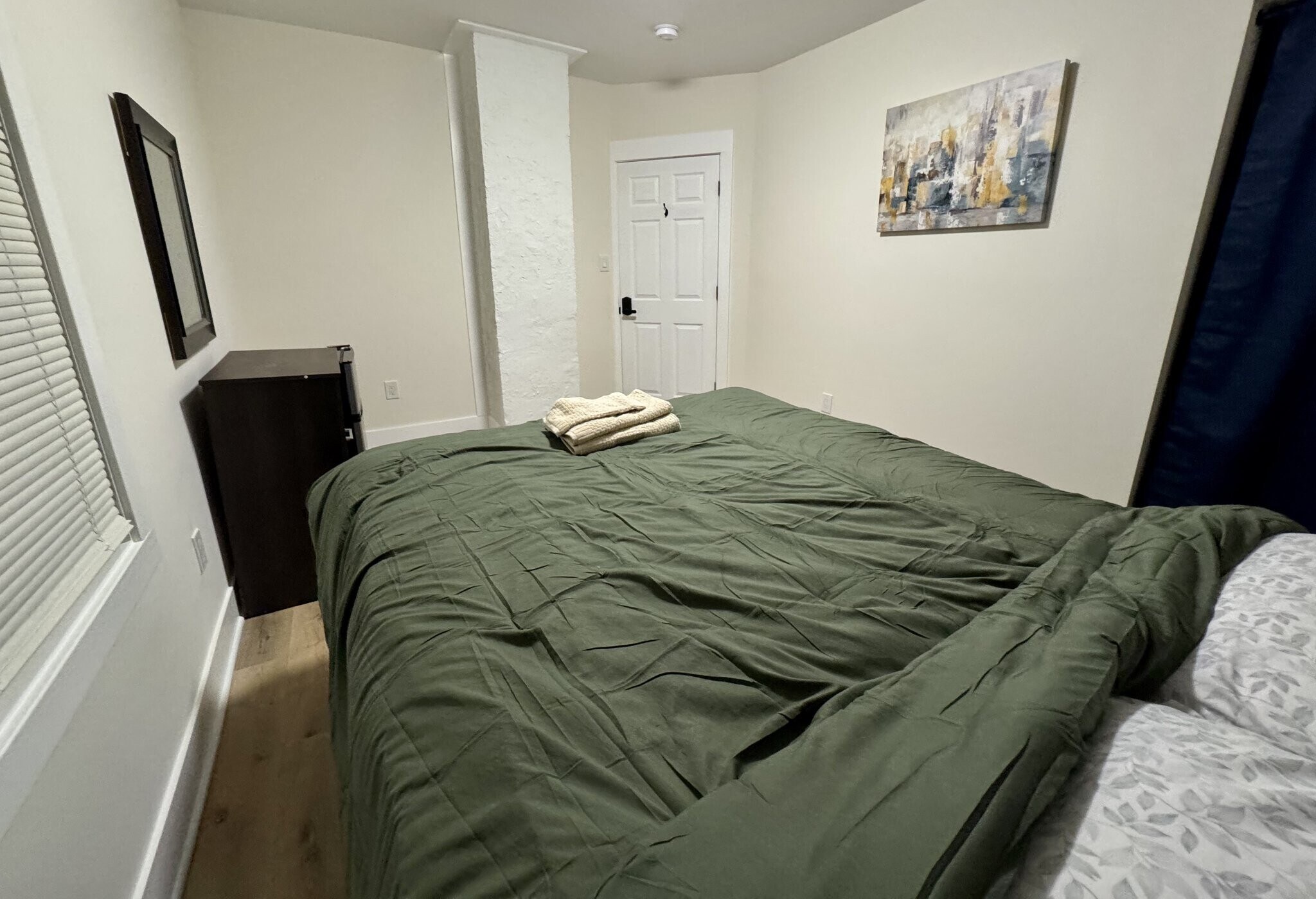 Building Photo - 220 W Buena Vista St