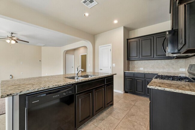 Building Photo - 3 bedroom 2 bath near Paycom!