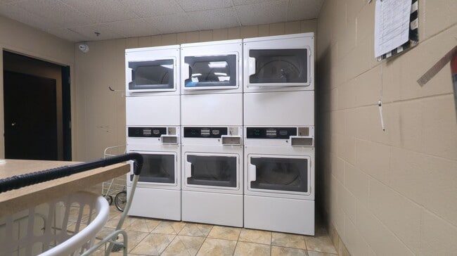 Building Photo - **CONCESSION IS APPLIED ON THE LAST MONTH OF A 12 MONTH LEASE**