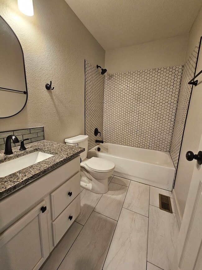 Building Photo - Super Beautiful Englewood 3 Bedroom Home A...
