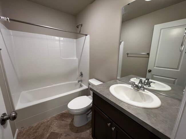 Building Photo - 4 Bed DuPont Townhome for Rent