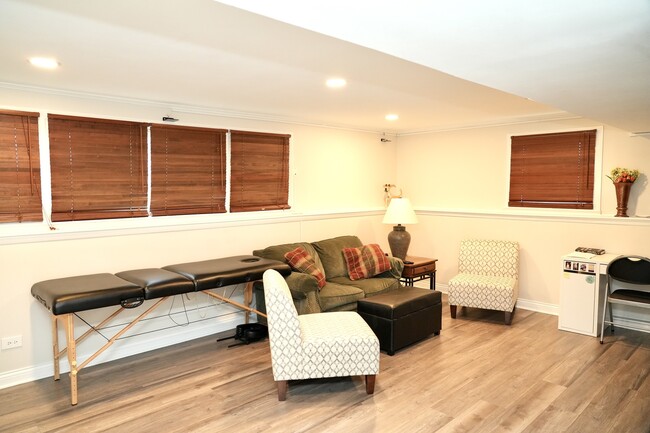 Building Photo - 211 Sandalwood Dr