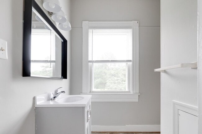 Building Photo - Large West End Rental off of Three Chopt R...