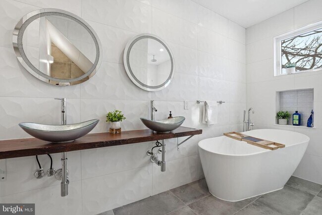 Building Photo - 1514 S Bambrey St