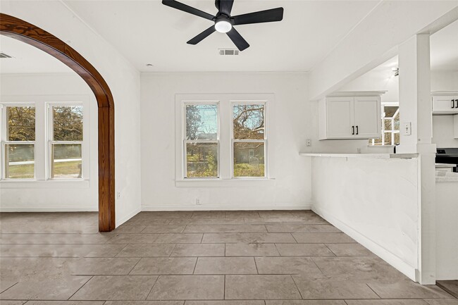 Building Photo - 830 Ross St