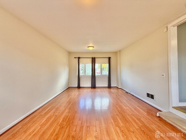 Building Photo - 33 Windsor Dr