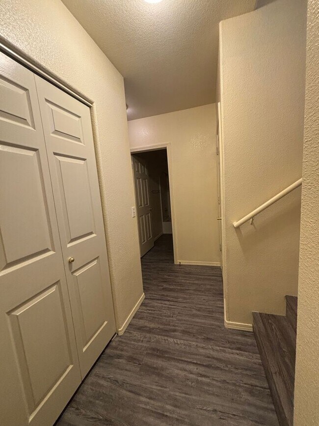 Building Photo - 726-728 E Spokane Ave