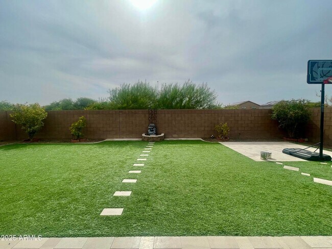 Building Photo - Gorgeous 4 bed 3.5 bath + Den with FULL SO...
